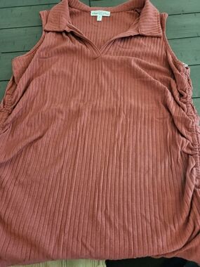 Stem And Vine Ribbed V-Neck Sleeveless Top — Dusty Rose